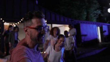 Neşeli arkadaş grubu dışarıda çılgın ev partisi yaparken selfie çekiyor. Portre, eğlenmek, anı hatırlamak için. Takılıyoruz, hayatımızın neşesi.