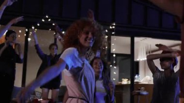 Geceleri dışarıda dans eden mutlu bir arkadaş topluluğu. Kutlama, ev partisi, parti rock. Neşeli ruh hali, pozitif. Gerçek dostluk. Eğleniyoruz, takılıyoruz..