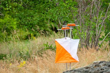 Orienteering. Noktası prizma ve composter orienteering için kontrol edin. Seyir cihazları. Kavramı