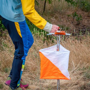 Orienteering. Noktası prizma ve composter orienteering için kontrol edin. Atlet geçişini kontrol noktasını işaretler. Oryantiring yarış