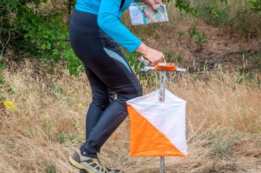 Orienteering. Noktası prizma ve composter orienteering için kontrol edin. Atlet geçişini kontrol noktasını işaretler. Oryantiring yarış
