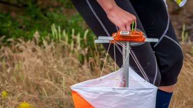 Orienteering. Noktası prizma ve composter orienteering için kontrol edin. Atlet geçişini kontrol noktasını işaretler. Oryantiring yarış