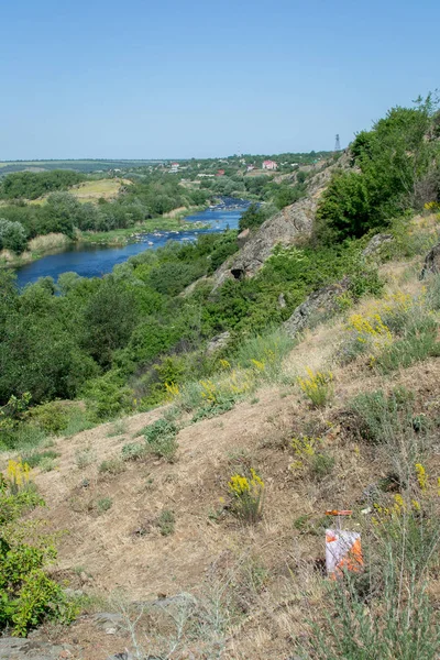 Orienteering. Kontrol noktası prizma ve composter. Manzara. Nehir. Kayalık sahil