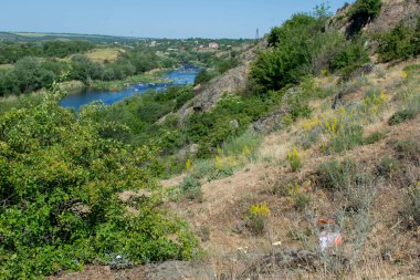 Orienteering. Kontrol noktası prizma ve composter. Manzara. Nehir. Kayalık sahil