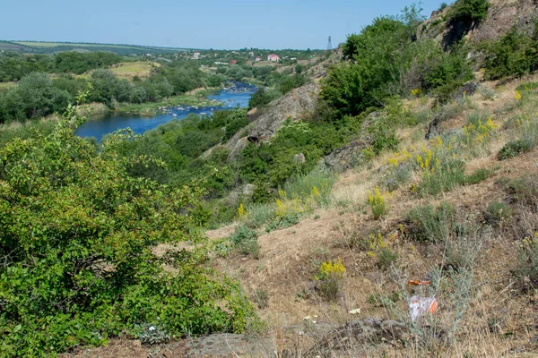 Orienteering. Kontrol noktası prizma ve composter. Manzara. Nehir. Kayalık sahil