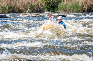 Myhiya, Ukrayna - 1 Mayıs 2018: Rafting, Kayak. Kimliği belirsiz onun kısa hançer whitewater kayık yelken. Aşırı spor. Ekolojik su turizm. Duygular. Su sıçrama yakın çekim