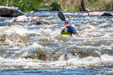 Myhiya, Ukrayna - 1 Mayıs 2018: Rafting, Kayak. Kimliği belirsiz onun kısa hançer whitewater kayık yelken. Aşırı spor. Ekolojik su turizm. Duygular. Su sıçrama yakın çekim