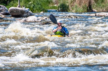 Myhiya, Ukrayna - 1 Mayıs 2018: Rafting, Kayak. Kimliği belirsiz onun kısa hançer whitewater kayık yelken. Aşırı spor. Ekolojik su turizm. Duygular. Su sıçrama yakın çekim