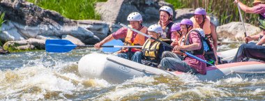 Myhiya, Ukrayna - 1 Mayıs 2018: Rafting. Neşeli grup yaşlı insan bir lastik şişme tekne yelken. Ekip çalışması. Aşırı spor. Ekolojik su turizm. Olumlu duygular, adrenalin