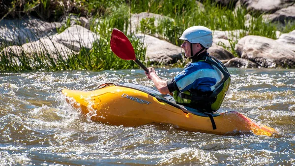 Myhiya Ukrajina Května 2018 Rafting Jízda Kajaku Neznámý Muž Plaví — Stock fotografie