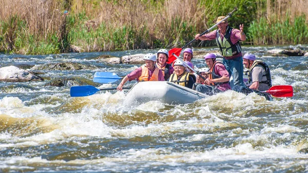 Myhiya Ucrânia Maio 2018 Rafting Grupo Alegre Pessoas Envelhecidas Estão — Fotografia de Stock