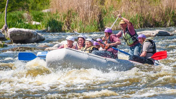 Myhiya Ucrânia Maio 2018 Rafting Grupo Alegre Pessoas Envelhecidas Estão — Fotografia de Stock