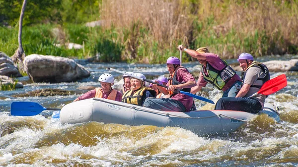 Myhiya Ukrajina Května 2018 Rafting Veselá Skupina Lidí Věku Jsou — Stock fotografie