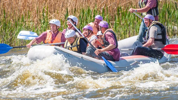 Myhiya Ucrânia Maio 2018 Rafting Grupo Alegre Pessoas Envelhecidas Estão — Fotografia de Stock