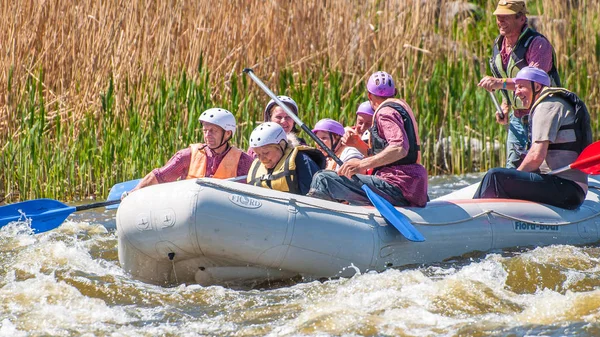 Myhiya Ucrânia Maio 2018 Rafting Grupo Alegre Pessoas Envelhecidas Estão — Fotografia de Stock