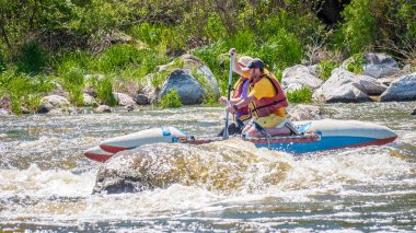 Myhiya, Ukrayna - 1 Mayıs 2018: Rafting. İki adam bir lastik şişme tekne yelken. Ekip çalışması. Aşırı spor. Ekolojik su turizm. Olumlu duygular, adrenalin