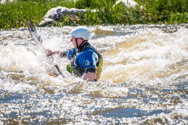 Myhiya, Ukrayna - 1 Mayıs 2018: Rafting, Kayak. Kimliği belirsiz onun kısa hançer whitewater kayık yelken. Aşırı spor. Ekolojik su turizm. Duygular. Su sıçrama yakın çekim