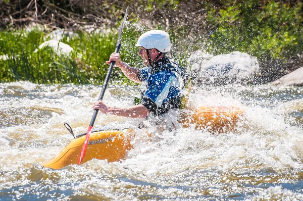 Myhiya Ucrânia Maio 2018 Rafting Caiaque Homem Não Identificado Está — Fotografia de Stock