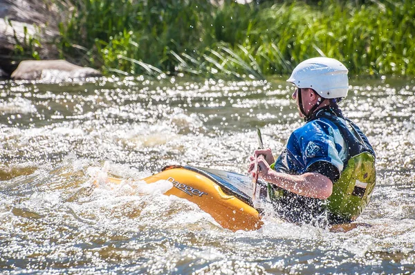 Myhiya Ucrânia Maio 2018 Rafting Caiaque Homem Não Identificado Está — Fotografia de Stock