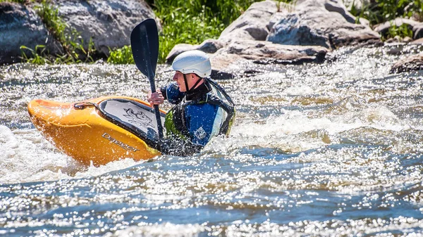 Myhiya Ukraina Dnia Maja 2018 Rafting Spływy Kajakowe Niezidentyfikowany Mężczyzna — Zdjęcie stockowe