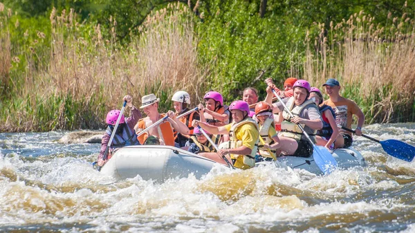 Myhiya Ukraine 1Er Mai 2018 Rafting Joyeux Compagnie Gens Différents — Photo