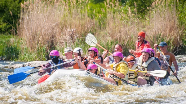 Myhiya Ucrânia Maio 2018 Rafting Feliz Companhia Pessoas Diferentes Idades — Fotografia de Stock