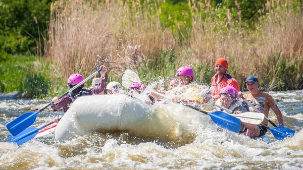 Myhiya Ucrânia Maio 2018 Rafting Feliz Companhia Pessoas Diferentes Idades — Fotografia de Stock
