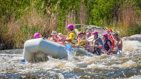 Myhiya Ucrânia Maio 2018 Rafting Feliz Companhia Pessoas Diferentes Idades — Fotografia de Stock