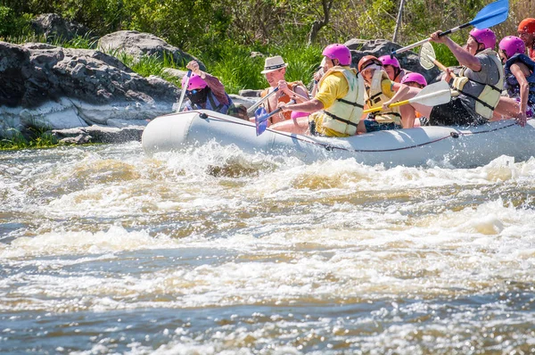 Myhiya Ucrânia Maio 2018 Rafting Feliz Companhia Pessoas Diferentes Idades — Fotografia de Stock