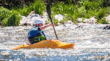 Myhiya, Ukrayna - 1 Mayıs 2018: Rafting, Kayak. Kimliği belirsiz onun kısa hançer whitewater kayık yelken. Aşırı spor. Ekolojik su turizm. Duygular. Su sıçrama yakın çekim
