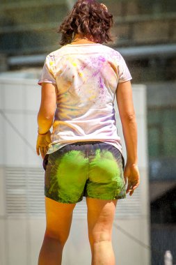 Tatil bayram. Kız farklı renkler parlak tozlar ile lekeli