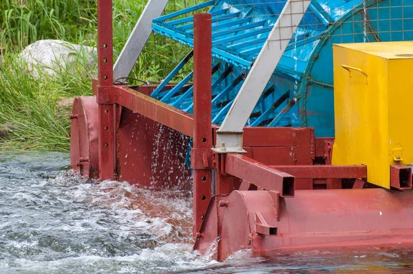 Mini hidroelektrik santrali - Ekolojik temiz yenilenebilir enerji kaynağıdır. Yeşil enerji. Yakın çekim mekanizması