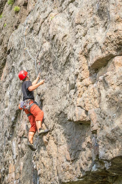Rock Climbing Young Climber Climbs Vertical Granite Rock Extreme Sport — Stock Photo, Image