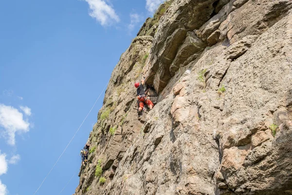 Skalní Lezení Mladý Horolezec Leze Vertikální Žulové Skály Extrémní Sport — Stock fotografie