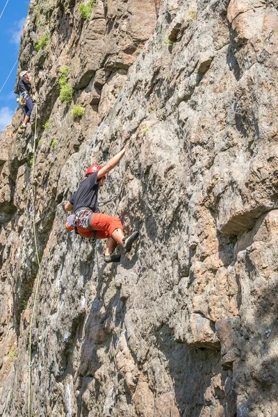 Yuzhnoukrainsk Ukraine June 2018 Rock Climbing Young Climber Climbs Vertical — Stock Photo, Image