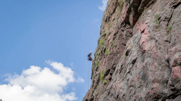 Yuzhnoukrainsk 乌克兰 2018年6月19日 一个年轻的登山者爬上垂直的花岗岩岩石 极限运动 登山训练 — 图库照片