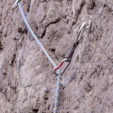 İp, karabina. Kaya tırmanma aşırı spor. Güvenlik donatımı