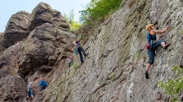 Yuzhnoukrainsk, Ukrayna - 20 Haziran 2018: dağcılık. Bir grup genç kaya dağcılar dikey granit kayaya tırmanmak. Aşırı spor. Eğitim dağcıların