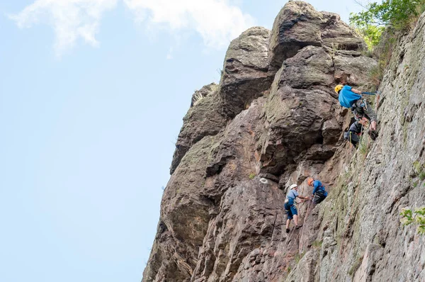 Yuzhnoukrainsk, Ukrayna - 20 Haziran 2018: dağcılık. Bir grup genç kaya dağcılar dikey granit kayaya tırmanmak. Aşırı spor. Eğitim dağcıların