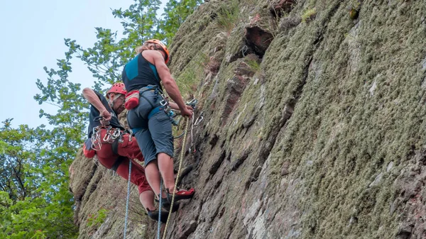 Yuzhnoukrainsk Ucraina Giugno 2018 Scalata Roccia Gruppo Giovani Arrampicatori Arrampica — Foto Stock