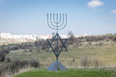Menorah Yahudilik, İsrail milli-dini iz bir sembolüdür. Altı köşeli yıldız ın mührü. Bogdanovka köyü Holokost kurbanları anıt.