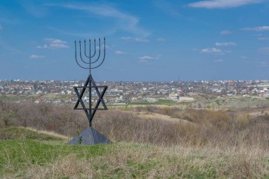 Menorah Yahudilik, İsrail milli-dini iz bir sembolüdür. Altı köşeli yıldız ın mührü. Bogdanovka köyü Holokost kurbanları anıt. Ukrayna.