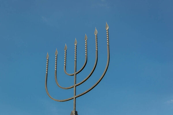 Менора является символом иудаизма, национально-религиозного знака Израиля. Памятник жертвам Холокоста в селе Богдановка. Украина
.