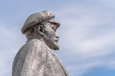 Kremenivka, Ukrayna - 21 Mayıs 2017: Vladimir Lenin, Sovyet lideri Anıtı. Taş heykeli gökyüzü görünüm ile. Arkadan Görünüm.