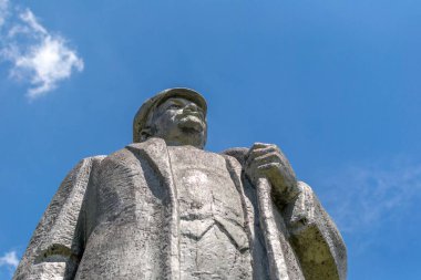 Kremenivka, Ukrayna - 21 Mayıs 2017: Vladimir Lenin, Sovyet lideri Anıtı. Taş heykeli gökyüzü görünüm ile. Alt görünümü.