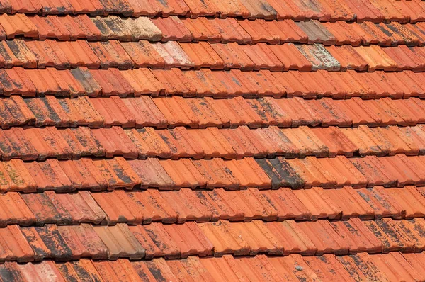 屋根のテクスチャです 古い赤セラミック タイルの背景 — ストック写真