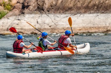 Köy Mihia, Mykolayiv region, Ukrayna - 2 Temmuz 2017: Rafting ve Kano. Aşırı aile ve şirket rekreasyon gibi sporcular için eğitim için popüler bir yer.