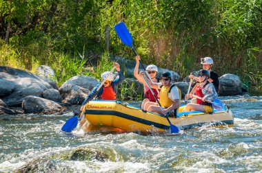 Köy Mihia, Mykolayiv region, Ukrayna - 2 Temmuz 2017: Rafting ve Kano. Aşırı aile ve şirket rekreasyon gibi sporcular için eğitim için popüler bir yer.