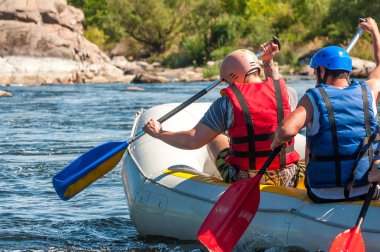 Köy Mihia, Mykolayiv region, Ukrayna - 2 Temmuz 2017: Rafting ve Kano. Aşırı aile ve şirket rekreasyon gibi sporcular için eğitim için popüler bir yer.