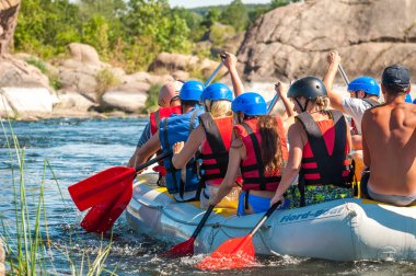 Köy Mihia, Mykolayiv region, Ukrayna - 2 Temmuz 2017: Rafting ve Kano. Aşırı aile ve şirket rekreasyon gibi sporcular için eğitim için popüler bir yer.